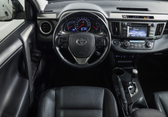 Подержанный автомобиль Toyota RAV4 2013 года (11 фото)