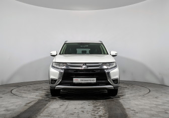 Подержанный автомобиль Mitsubishi Outlander 2017 года (2 фото)