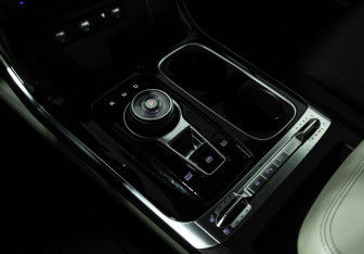 Подержанный автомобиль Kia Carnival 2023 года (20 фото)