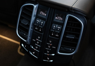 Подержанный автомобиль Porsche Cayenne 2016 года (40 фото)