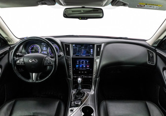 Подержанный автомобиль Infiniti Q50 2016 года (12 фото)