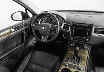 Подержанный автомобиль Volkswagen Touareg 2012 года (9 фото)