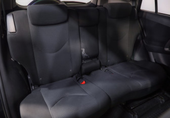 Подержанный автомобиль Toyota RAV4 2011 года (21 фото)