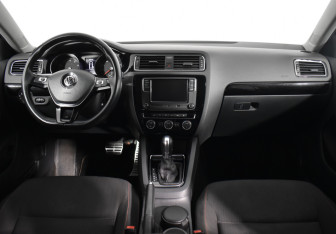 Подержанный автомобиль Volkswagen Jetta Sedan 2018 года (11 фото)