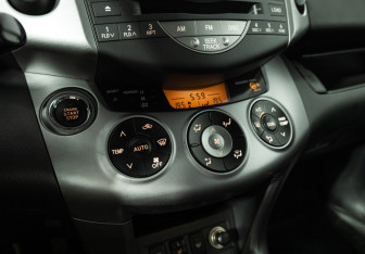 Подержанный автомобиль Toyota RAV4 2007 года (17 фото)