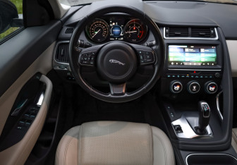 Подержанный автомобиль Jaguar E-Pace 2018 года (11 фото)