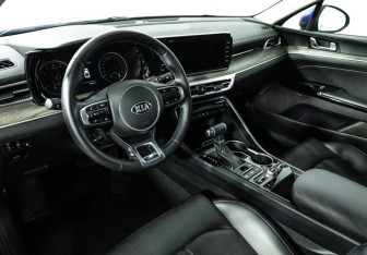 Подержанный автомобиль Kia K5 2021 года (12 фото)