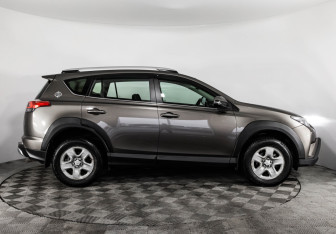 Подержанный автомобиль Toyota RAV4 2018 года (5 фото)