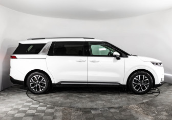 Подержанный автомобиль Kia Carnival 2021 года (4 фото)