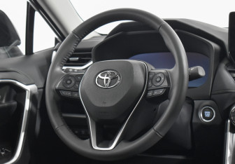 Подержанный автомобиль Toyota RAV4 2025 года (14 фото)
