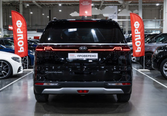 Подержанный автомобиль Kia Carnival 2021 года (10 фото)
