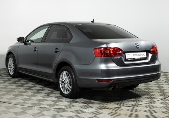 Подержанный автомобиль Volkswagen Jetta Sedan 2012 года (7 фото)