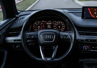 Подержанный автомобиль Audi Q7 2018 года (23 фото)