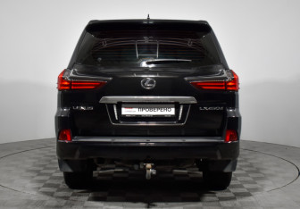 Подержанный автомобиль Lexus LX 2017 года (6 фото)