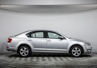 Подержанный автомобиль Skoda Octavia Liftback 2014 года (4 фото)