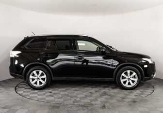 Подержанный автомобиль Mitsubishi Outlander 2014 года (4 фото)