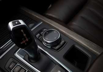 Подержанный автомобиль BMW X5 2013 года (21 фото)