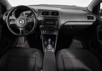 Подержанный автомобиль Volkswagen Polo Sedan 2011 года (13 фото)