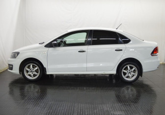 Подержанный автомобиль Volkswagen Polo Sedan 2016 года (8 фото)