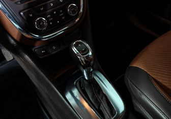Подержанный автомобиль Opel Mokka 2013 года (11 фото)