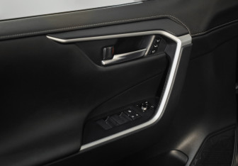 Подержанный автомобиль Toyota RAV4 2021 года (20 фото)