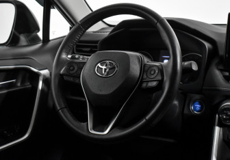 Подержанный автомобиль Toyota RAV4 2020 года (15 фото)
