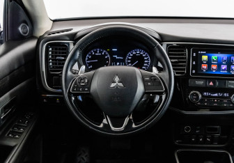 Подержанный автомобиль Mitsubishi Outlander 2018 года (11 фото)