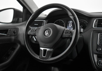 Подержанный автомобиль Volkswagen Jetta Sedan 2014 года (15 фото)
