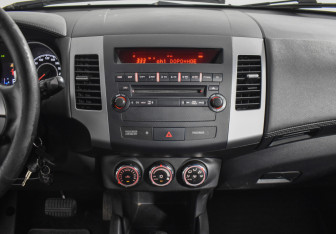 Подержанный автомобиль Mitsubishi Outlander 2011 года (15 фото)