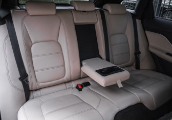 Подержанный автомобиль Jaguar F-Pace 2018 года (27 фото)