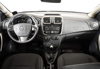 Подержанный автомобиль Renault Sandero 2017 года (12 фото)