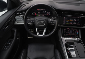 Подержанный автомобиль Audi Q8 2019 года (12 фото)