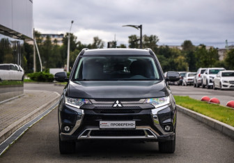 Подержанный автомобиль Mitsubishi Outlander 2021 года (4 фото)