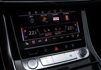 Подержанный автомобиль Audi Q8 2018 года (19 фото)