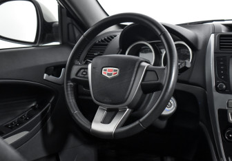 Подержанный автомобиль Geely Emgrand X7 2015 года (15 фото)
