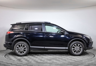 Подержанный автомобиль Toyota RAV4 2017 года (4 фото)