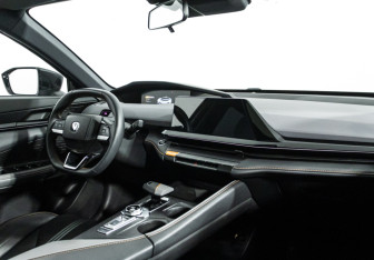 Подержанный автомобиль Changan UNI-V 2023 года (9 фото)