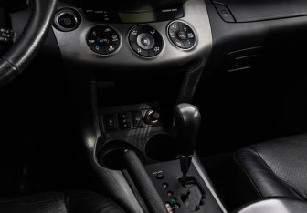 Подержанный автомобиль Toyota RAV4 2011 года (12 фото)