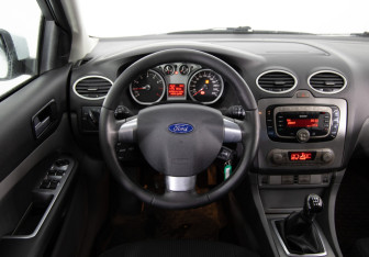 Подержанный автомобиль Ford Focus Hatchback 2011 года (10 фото)