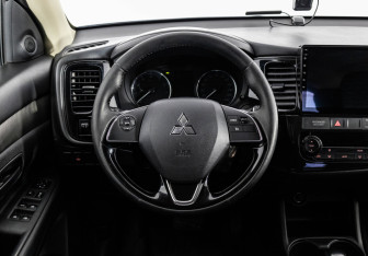 Подержанный автомобиль Mitsubishi Outlander 2016 года (12 фото)