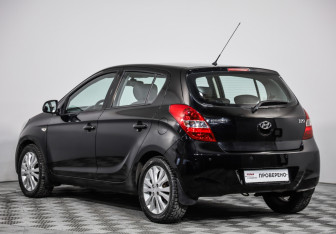 Подержанный автомобиль Hyundai i20 2010 года (7 фото)