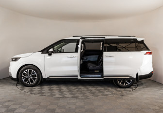 Подержанный автомобиль Kia Carnival 2022 года (3 фото)