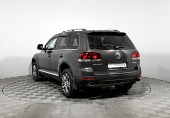 Подержанный автомобиль Volkswagen Touareg 2008 года (7 фото)