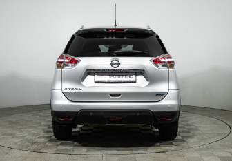Подержанный автомобиль Nissan X-Trail 2015 года (6 фото)