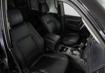 Подержанный автомобиль Mitsubishi Pajero 2014 года (24 фото)