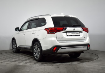 Подержанный автомобиль Mitsubishi Outlander 2020 года (7 фото)