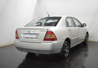 Подержанный автомобиль Toyota Corolla Sedan 2005 года (5 фото)
