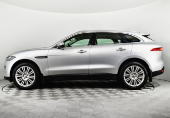 Подержанный автомобиль Jaguar F-Pace 2017 года (8 фото)