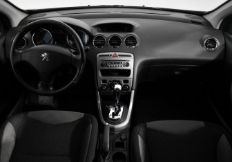 Подержанный автомобиль Peugeot 308 Hatchback 2012 года (13 фото)
