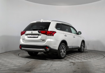 Подержанный автомобиль Mitsubishi Outlander 2017 года (5 фото)